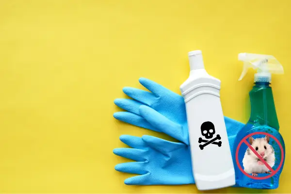 Produtos de limpeza tóxicos ao lado do terrário de hamster, risco para a saúde do pet.
